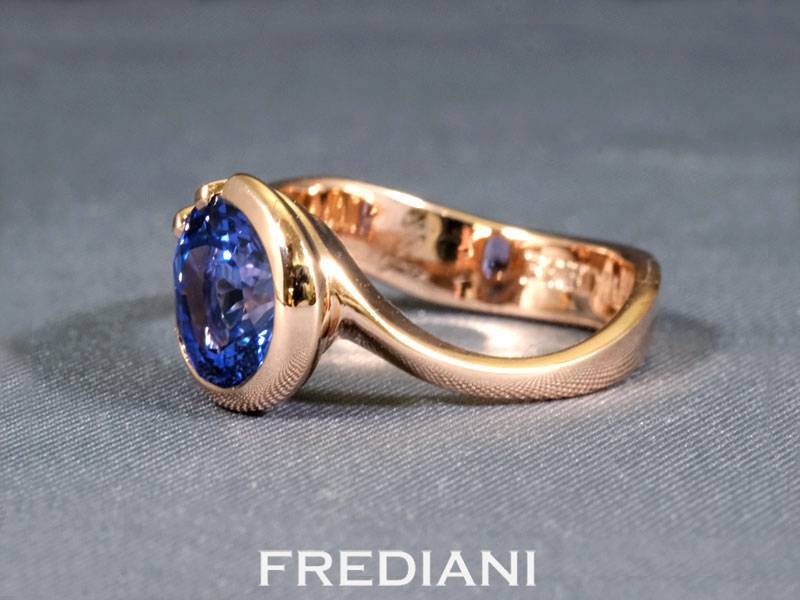 Bague en or rouge sertie d'une tanzanite ronde