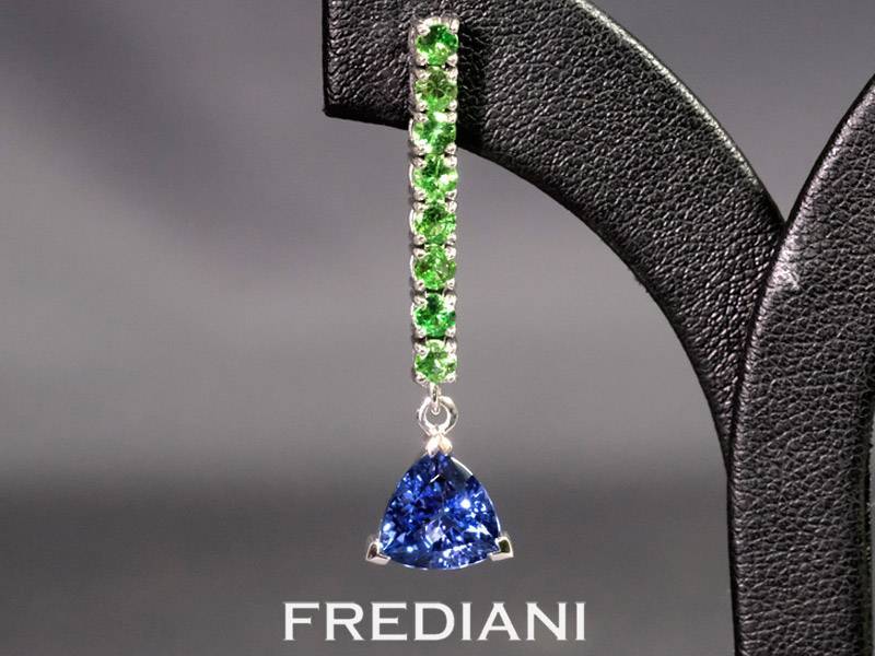 Boucles d'oreilles en or blanc, tanzanites et grenats tsavorites verts