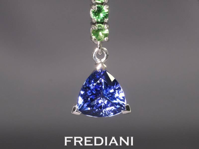 Boucles d'oreilles en or blanc, tanzanites et grenats tsavorites verts