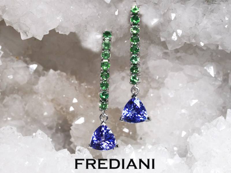 Boucles d'oreilles en or blanc, tanzanites et grenats tsavorites verts