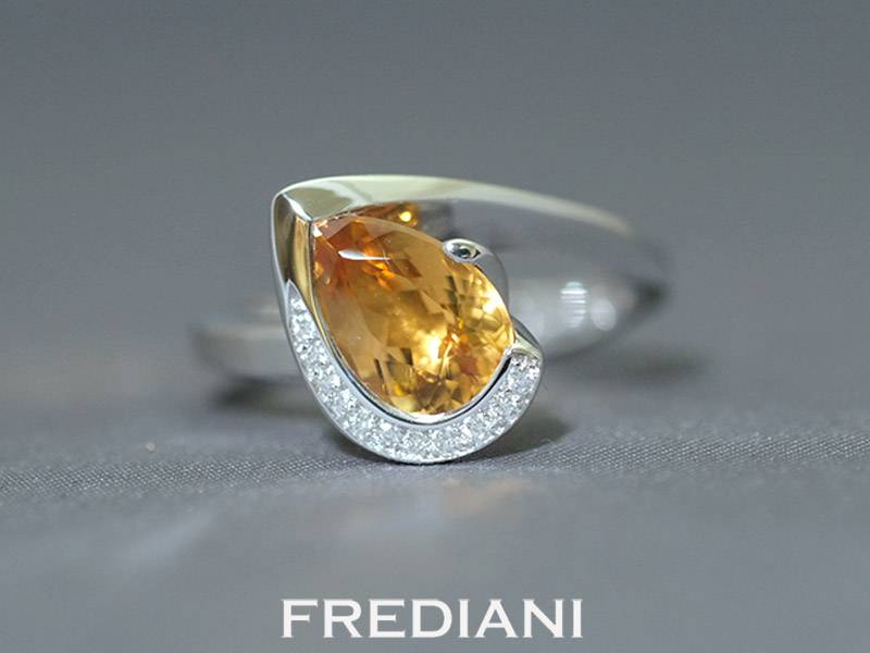 Bague en or blanc sertie d'une topaze impériale et 11 diamants naturels