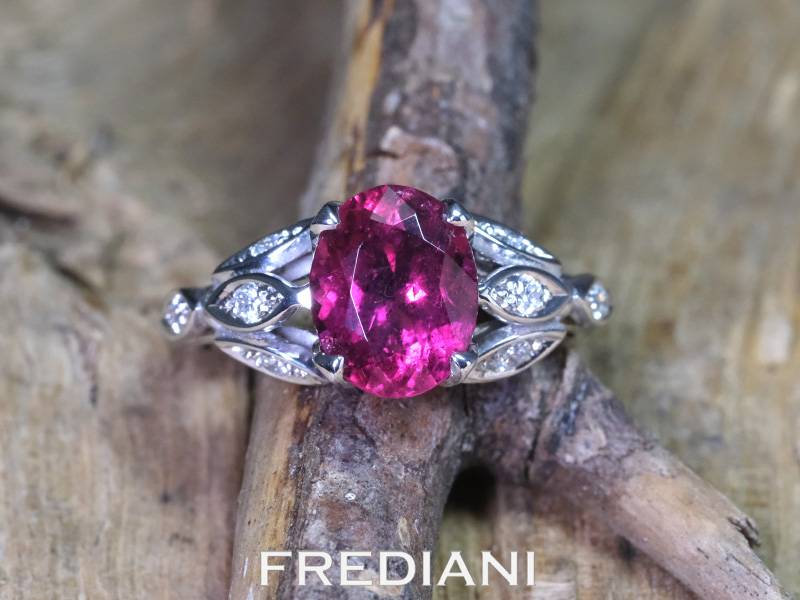 Bague en or blanc 750/000 sertie d'une très belle tourmaline rouge ovale et 8 diamants naturels FVS.