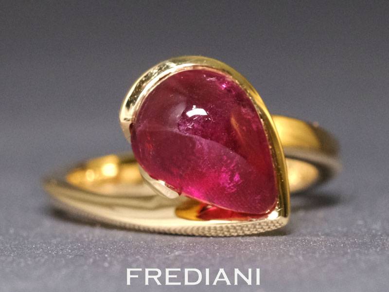 Bague en or jaune sertie d'une tourmaline rouge cabochon