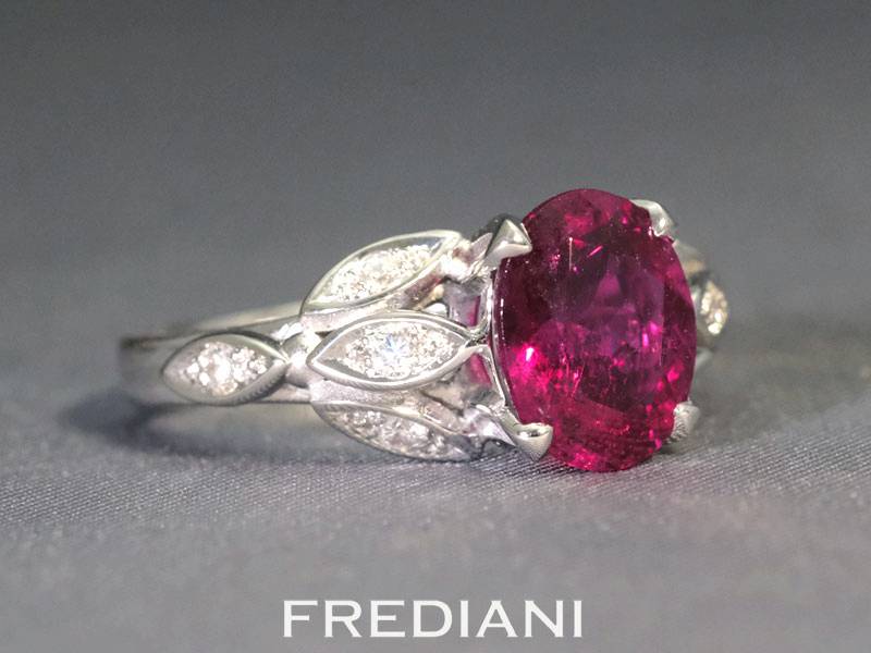 Bague en or blanc 750/000 sertie d'une très belle tourmaline rouge ovale et 8 diamants naturels FVS.
